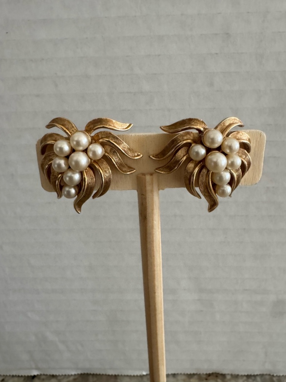 Vintage Crown‎ Trifari Cultured Faux Pearl Golden Leaf Clip Earrings - Picture 2 of 11
